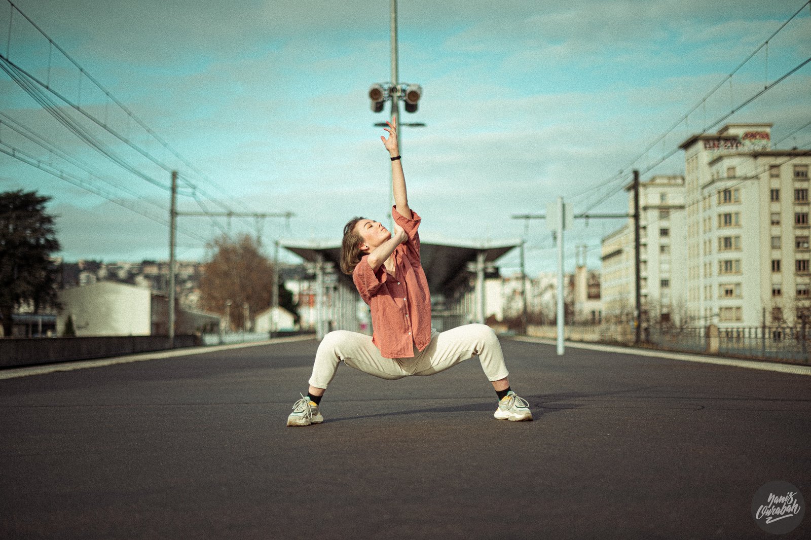 Photo de danse sur un quai de gare